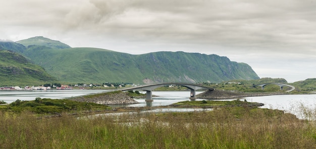 As pontes Fredvang, Fredvangbruene, duas pontes cantilever, Flakstad, Noruega