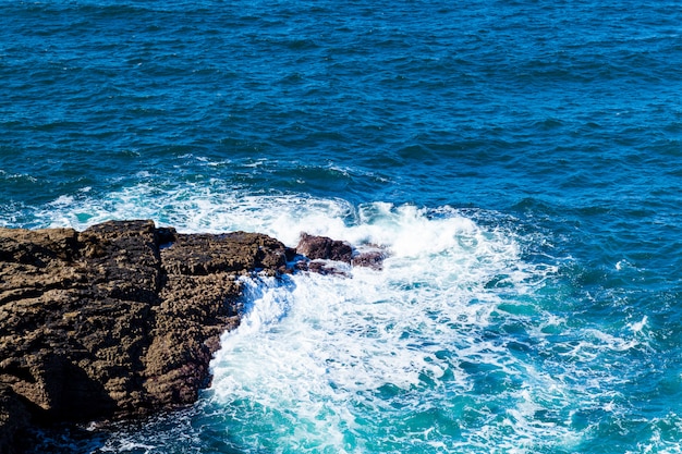 As rochas e falésias no oceano da famosa ilha Belle Ile en Mer, na França