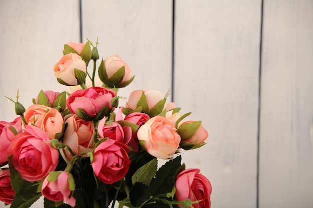 Foto as rosas são flores um buquê de açafrão crisântemos lírios tulipas sobre um fundo de madeira