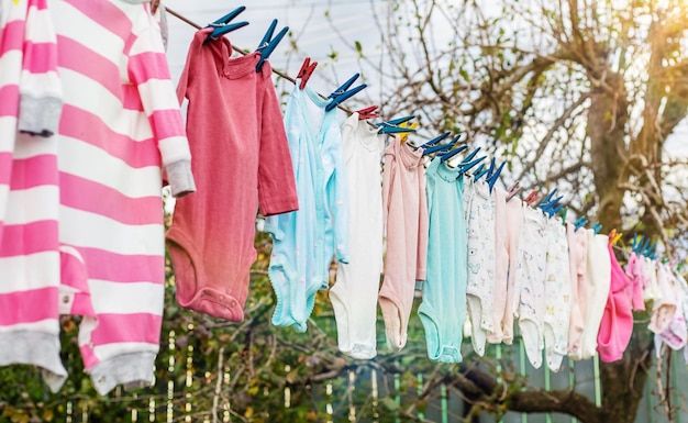 As roupas das crianças secam fora após a lavagem Foco seletivo