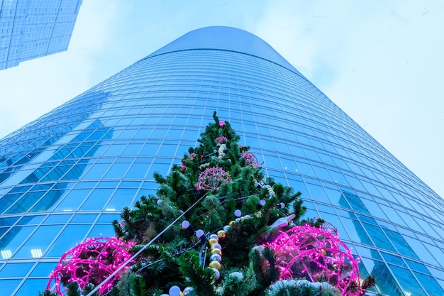 As ruas da cidade decoradas com árvores de natal e guirlandas durante a véspera de ano novo a tempestade de neve