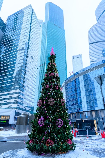 As ruas da cidade decoradas com árvores de natal e guirlandas durante a véspera de ano novo a tempestade de neve