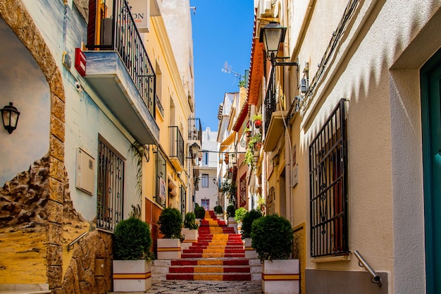As ruas estreitas da cidade velha de Calpe, Espanha, num dia quente de férias de verão.