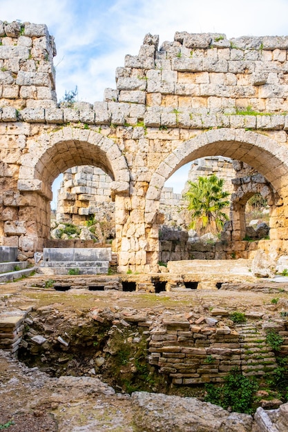 As ruínas da antiga cidade de perge perge é uma antiga cidade grega no sul do Mediterrâneo