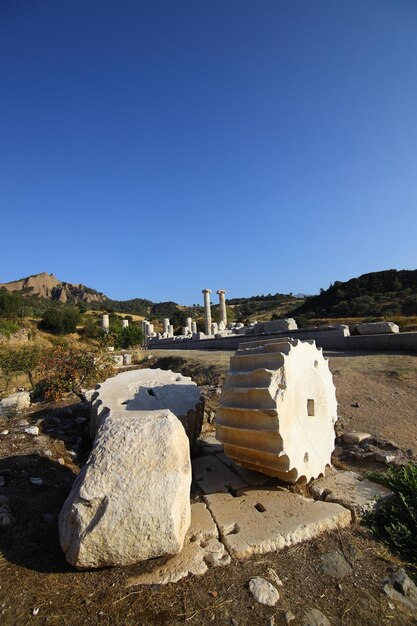 As ruínas da antiga cidade de Sardes, a capital do Estado lídio, estão localizadas na cidade de Sart, no distrito de Salihli hoje