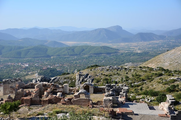 as ruínas da cidade velha Sagalassos com montanhas e céu claro no fundo