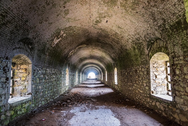 As ruínas da grande fortaleza chamada Forte Monte Ratti no topo de uma colina de Génova, Itália