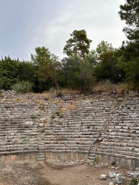 Foto as ruínas de um anfiteatro são feitas de pedra