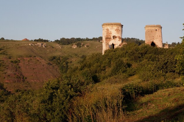 As ruínas de um antigo castelo na aldeia de Chervonograd. Ucrânia