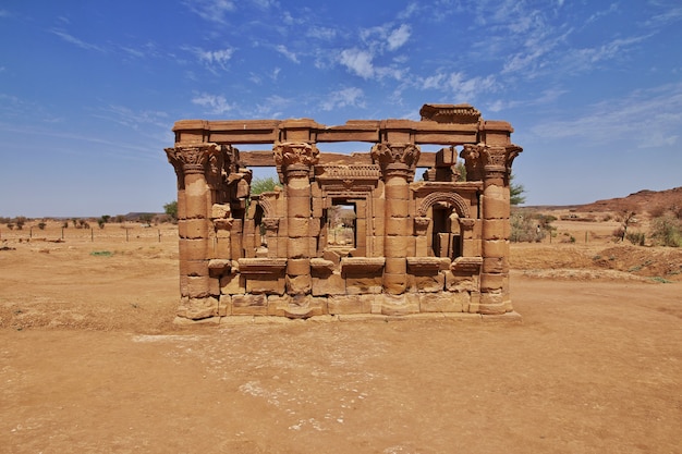 As ruínas de um antigo templo egípcio no deserto do Saara do Sudão, Núbia