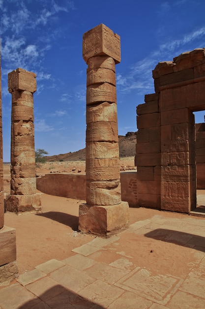 Foto as ruínas de um antigo templo egípcio no deserto do saara do sudão, núbia