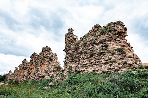 As ruínas de uma antiga fortaleza, castelo em Krevo, Bielorrússia.