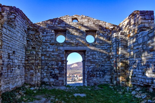 Foto as ruínas de uma antiga igreja em pignola, uma aldeia medieval na região da basilicata, na itália