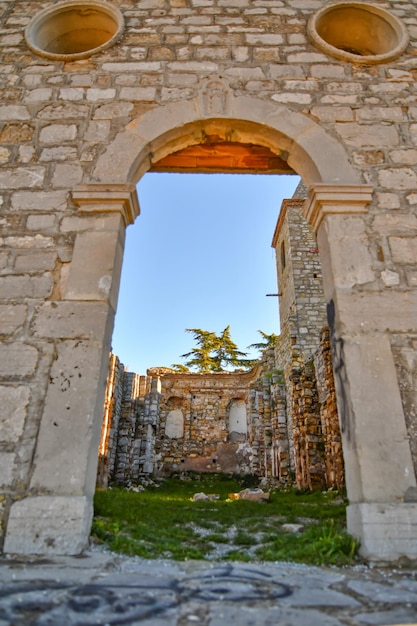Foto as ruínas de uma antiga igreja em pignola, uma aldeia medieval na região da basilicata, na itália