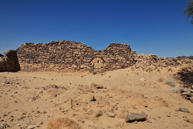 Foto as ruínas do antigo mosteiro de ghazali no deserto do saara, no sudão, na áfrica