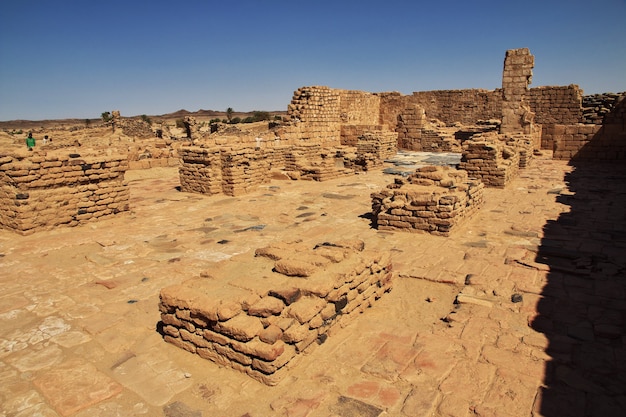 Foto as ruínas do antigo mosteiro de ghazali no deserto do saara, no sudão, na áfrica