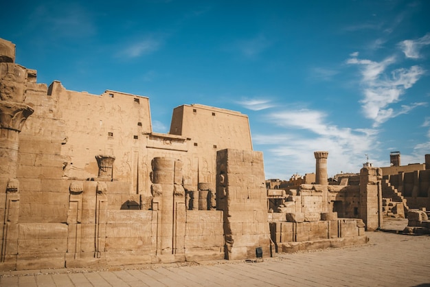 As ruínas do antigo templo de Horus em Edfu, Egito.