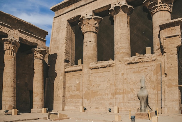 As ruínas do antigo templo de Horus em Edfu Egito