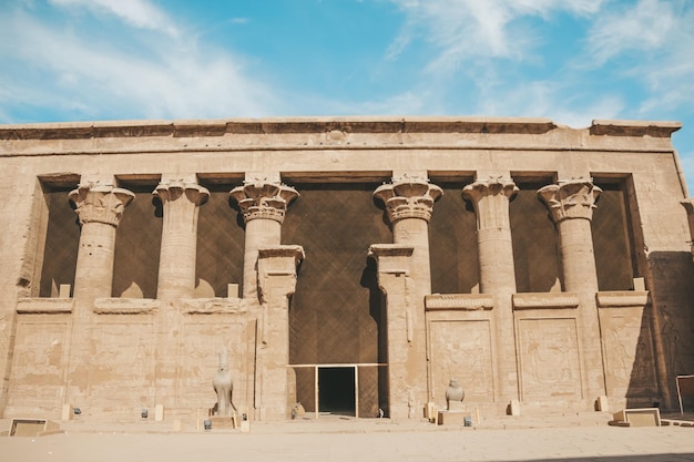 As ruínas do antigo templo de Horus em Edfu Egito