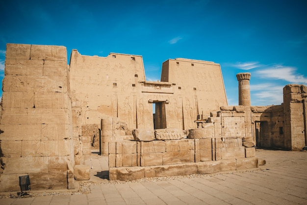 As ruínas do antigo templo de Horus em Edfu Egito