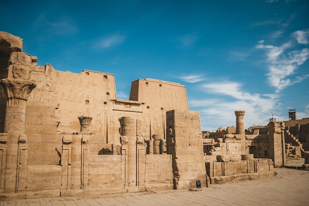 As ruínas do antigo templo de Horus em Edfu Egito