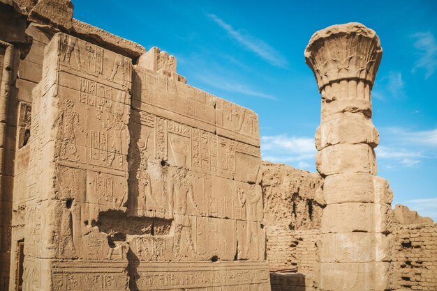 As ruínas do antigo templo de Horus em Edfu Egito