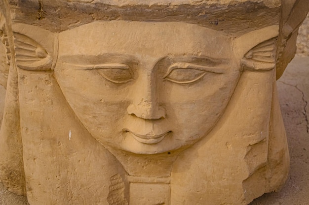 As ruínas do belo templo antigo de Dendera ou Hathor Egypt Dendera