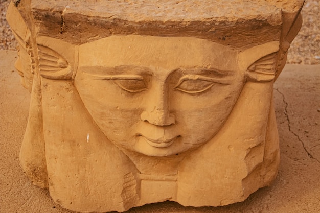 As ruínas do belo templo antigo de Dendera ou Hathor Egypt Dendera