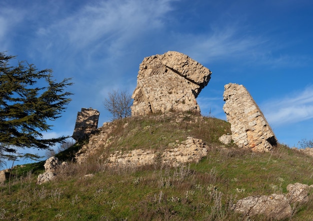 As ruínas do castelo medieval abandonado de aidone chamaram castellaccio