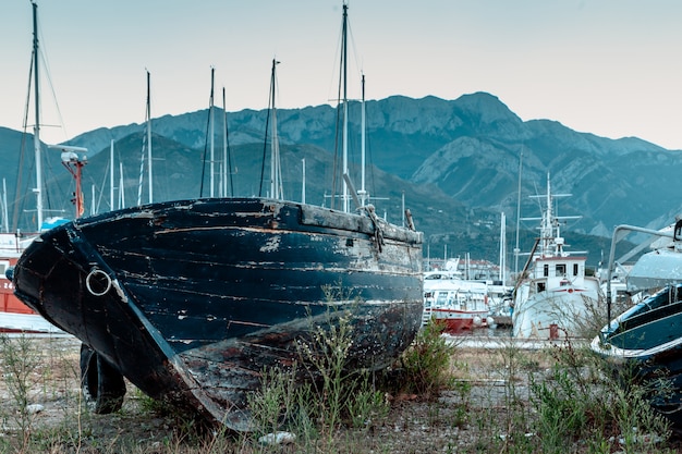 As ruínas do navio na costa