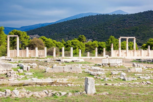 As ruínas do santuário de Asklepios em Epidauro, na Grécia. Epidauro é uma antiga cidade dedicada ao antigo deus grego da medicina Asclépio.