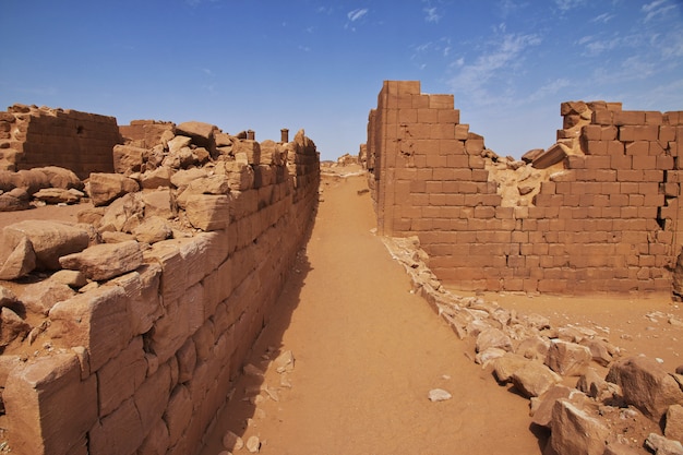 As ruínas do templo no deserto do Saara do Sudão