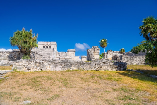 As ruínas maias do castelo em Tulum Riviera Maya Yucatan Mar do Caribe México