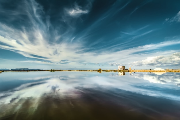 As salinas da Núbia perto de Trapani (Sicília). paisagem bonita.