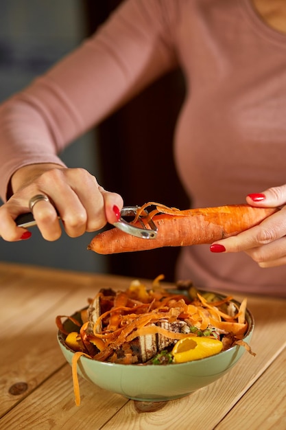 Foto as sobras das mulheres, as cascas das cenouras, as cascas dos vegetais, jogam no balde de compostagem, compostagem orgânica