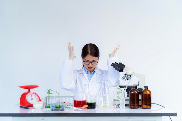 As soluções estão se tornando mais difíceis de encontrar Foto de uma cientista parecendo estressada enquanto trabalhava em um laboratório
