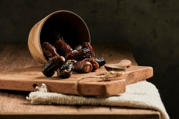 As tâmaras são servidas em uma mesa de madeira. fruta típica do Oriente Médio, geralmente comida ao quebrar o jejum