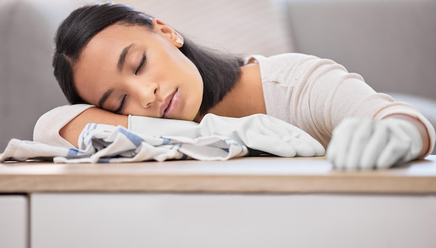 As tarefas também podem curar a insônia Foto de uma jovem dormindo em casa