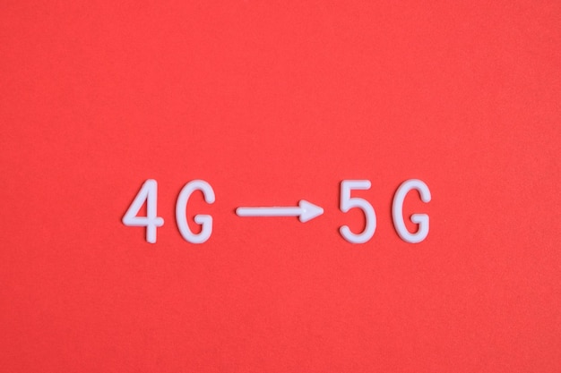 As tecnologias de comunicação 4g modernas estão mudando para 5g em um fundo vermelho.