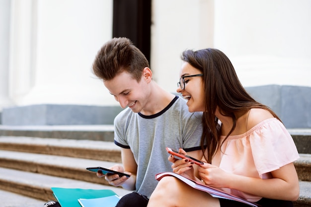 As tecnologias modernas ajudam os alunos a estudar e a passar o tempo livre