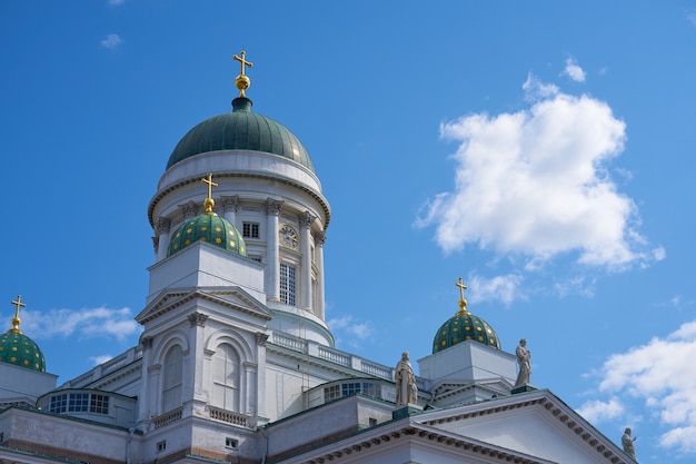 As torres da catedral de Helsinque contra o céu azul.