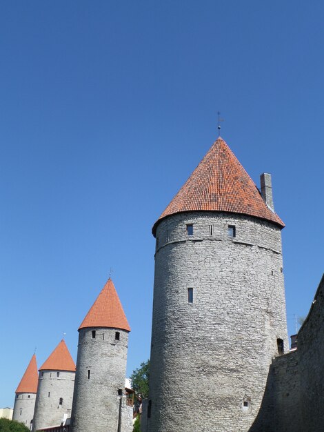 As torres da muralha da cidade de tallinn, estónia