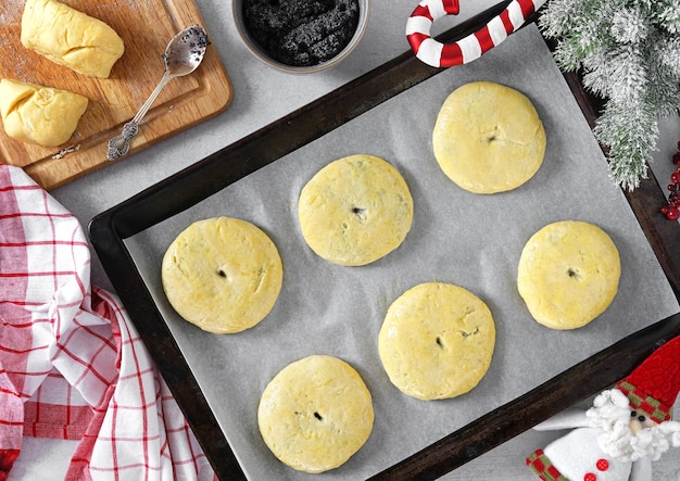 As tradicionais tortas austríacas de Natal Mohnzelten não se preparam em papel de cozinha com árvore de natal e brinquedos na vista superior de fundo