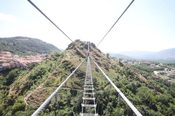 Foto as trilhas da ferrovia na cidade contra o céu limpo