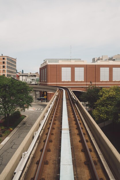 Foto as trilhas da ferrovia na cidade contra o céu