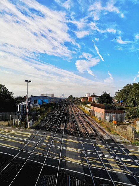 Foto as trilhas da ferrovia na cidade contra o céu