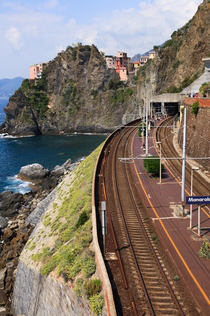 As trilhas da ferrovia pela montanha contra o céu