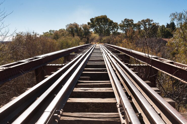 Foto as trilhas do caminho-de-ferro contra o céu azul claro