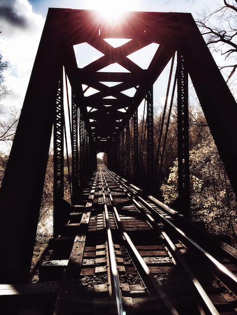 Foto as trilhas do caminho-de-ferro contra o céu