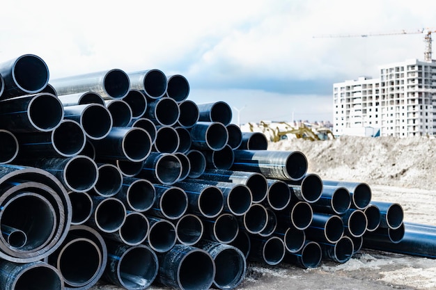 As tubulações de água para abastecimento de água potável estão no canteiro de obras preparação para terraplanagem para colocação de uma tubulação subterrânea sistemas modernos de abastecimento de água para uma cidade residencial